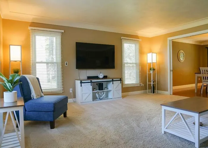 4Br/2.5Ba Home Boasting 2400Sqft And Eat-In Ktn